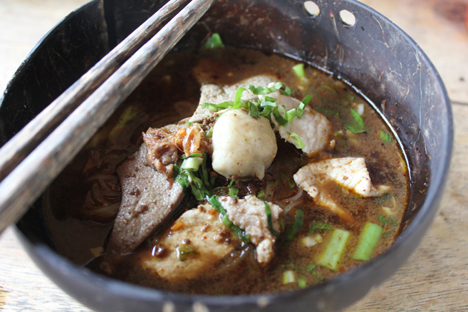 ก๋วยเตี๋ยวเรือ เป่าปาก (ชามกะลา)