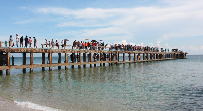 แมงกะพรุนถ้วยหลากสี กระดึ๊บโผล่ริมหาดจังหวัดระยอง