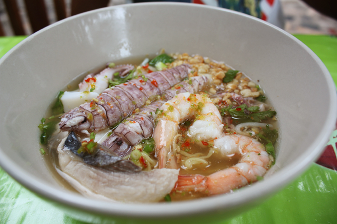 ก๋วยเตี๋ยวกั้งและไอศครีมไข่เค็มหมูหยอง บ้านเพ ระยอง