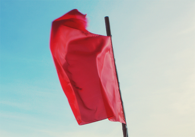 “ธงแดง” สัญลักษณ์เตือน “อันตราย” ห้ามลงเล่นน้ำทะเล