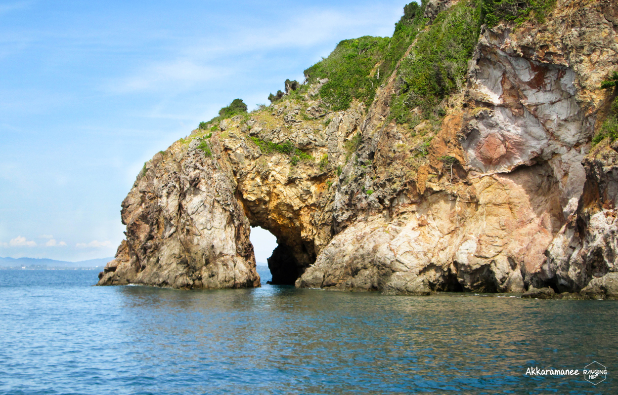 “เกาะทะลุ”  ที่ท่องเที่ยวระยอง บนหาดทรายขาว น้ำทะเลใส รอบล้อมด้วยจุดชมวิว อันสวยงาม