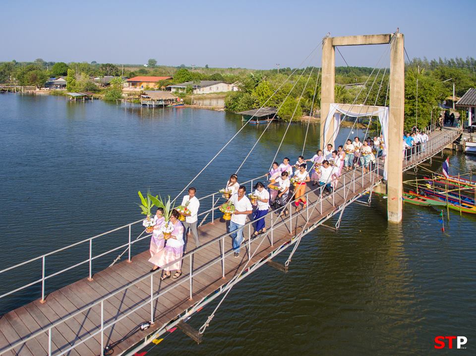 หวานชื่น รื่นรมย์ หนึ่งเดียวในโลก กับพิธี “แต่งงานปู” ที่สะพานรักษ์แสม จ.ระยอง