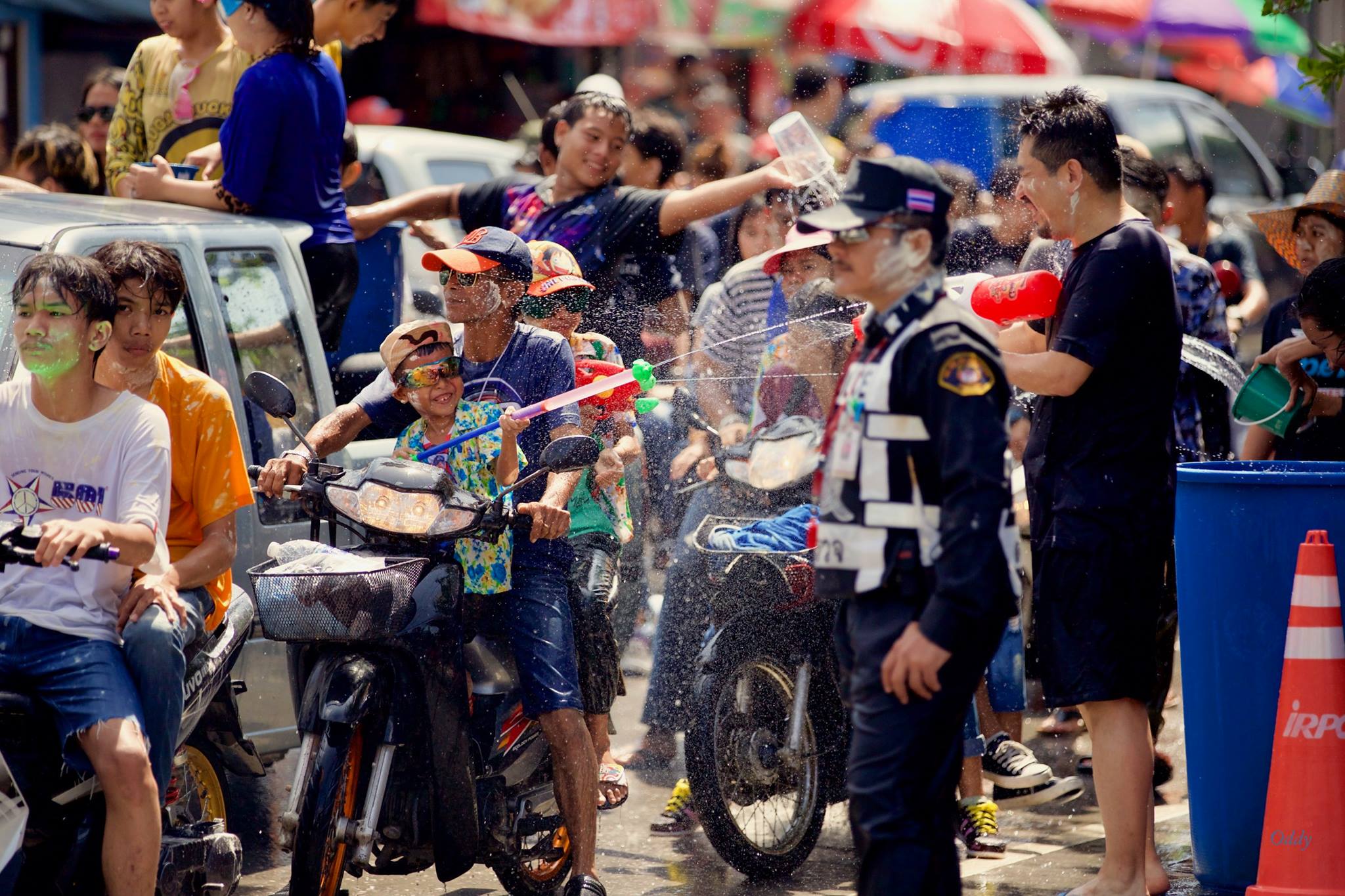 ประมวลภาพ การเล่นน้ำสงกรานต์ ถนนสายล่าง 13 เมษายน 2560