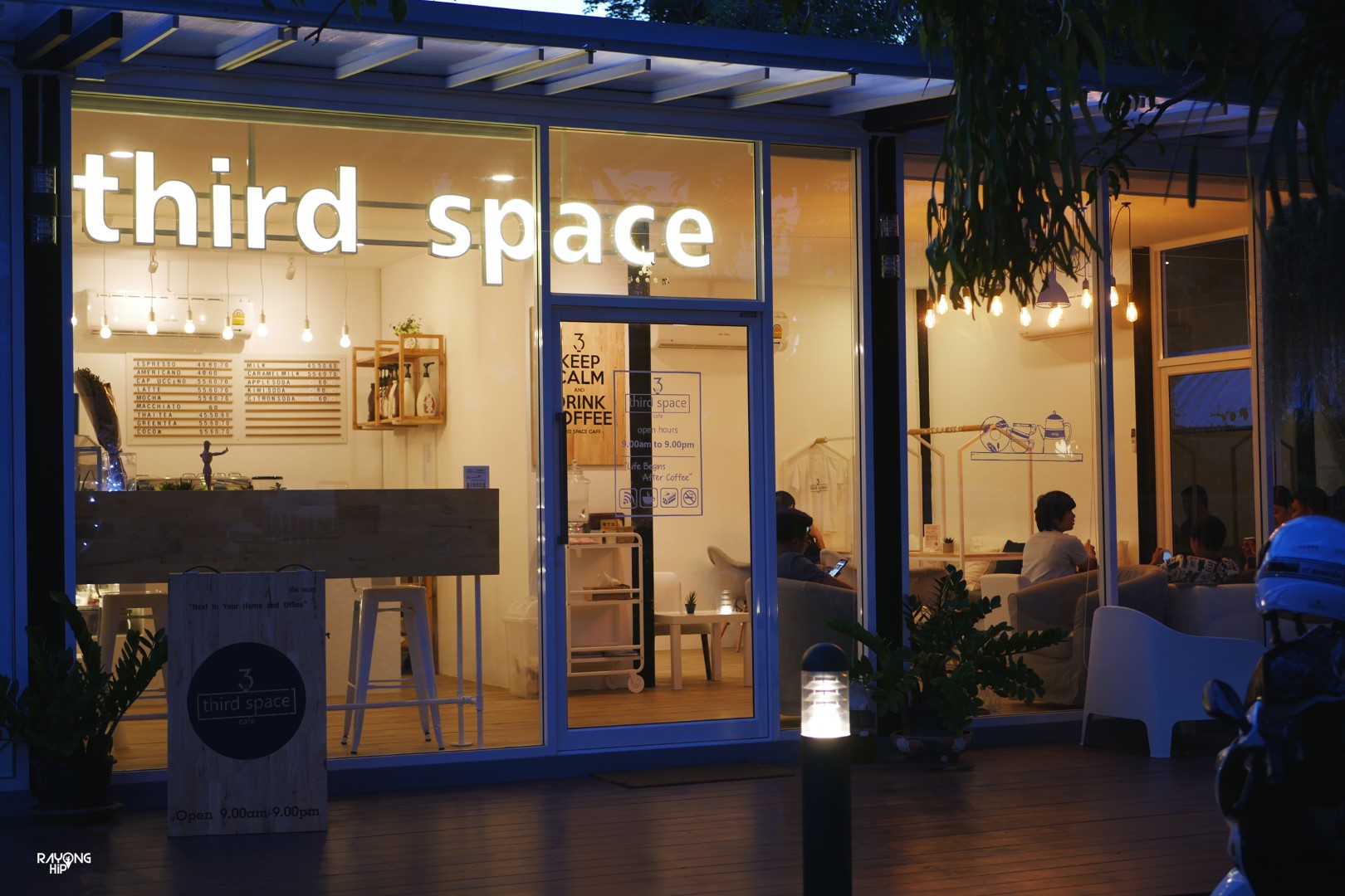 Third Space Cafe คาเฟ่โปร่งสบายตา ที่ซ่อนตัวท่ามกลางเมืองอันพลุกพล่าน
