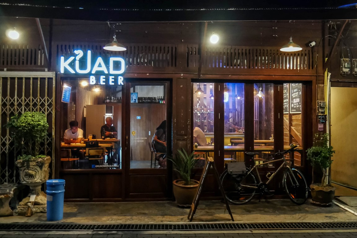 Kuad Beer (ขวดเบียร์) บรรยากาศเท่ๆ ย่านเมืองเก่า ถนนยมจินดา จังหวัดระยอง
